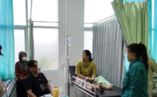 Foto: Petugas Samapta Polres Lamongan mengamankan TKP dugaan penganiayaan sajam di Perumahan Tambora Tikung