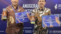 Foto: Rektor UMSURA Mundakir menerima penghargaan Anugerah Diktisaintek 2025 dari Kementerian Pendidikan Tinggi, Sains dan Teknologi RI