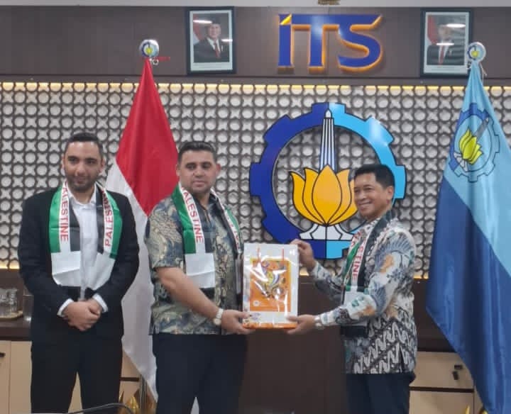 Foto: Rektor ITS Bambang Pramujati menyampaikan program beasiswa ITS untuk mahasiswa Palestina di Surabaya