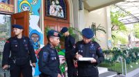 Foto: Petugas Detasemen Gegana Satbrimob Polda Jatim melakukan sterilisasi gereja di Surabaya jelang perayaan Natal 2025.