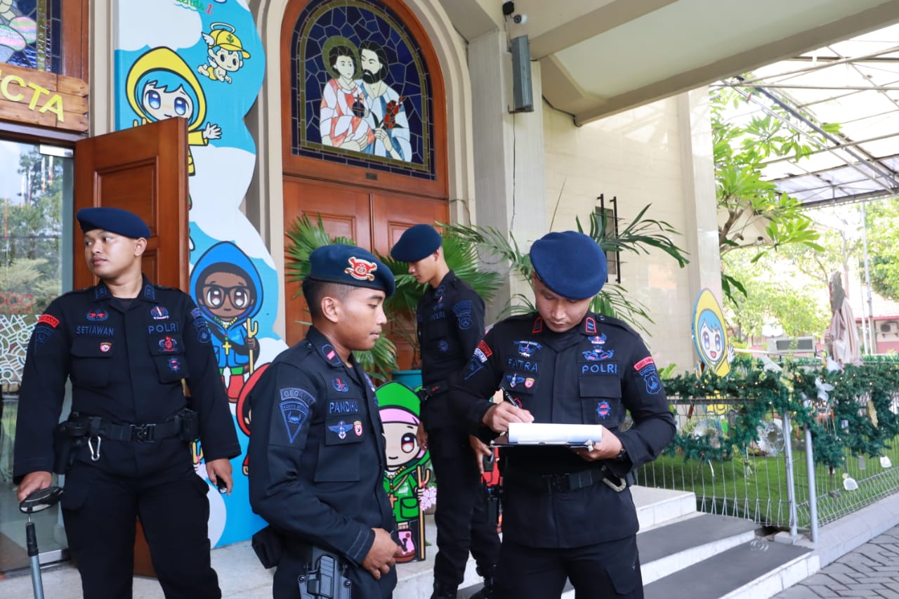 Foto: Petugas Detasemen Gegana Satbrimob Polda Jatim melakukan sterilisasi gereja di Surabaya jelang perayaan Natal 2025.