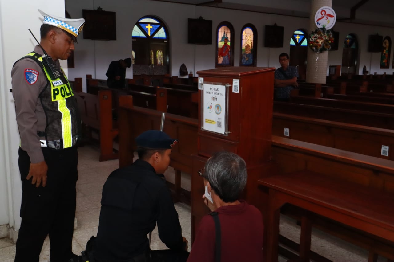 Foto: Petugas Detasemen Gegana Satbrimob Polda Jatim melakukan sterilisasi gereja di Surabaya jelang perayaan Natal 2025.