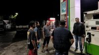 Foto: Petugas Satreskrim Polres Lamongan melakukan pengecekan BBM Pertalite di SPBU Banaran Babat Lamongan