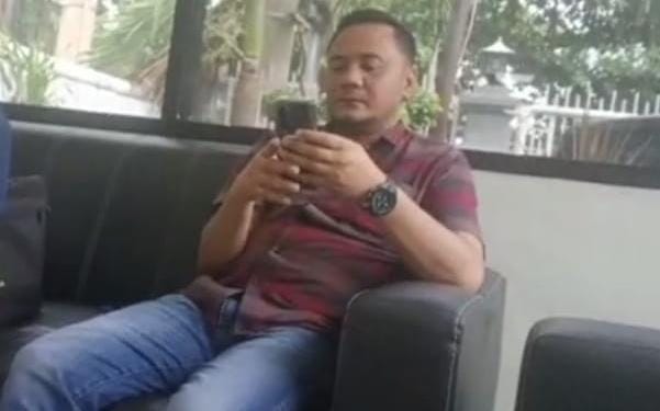 Foto: Subandi, owner Perumahan Tikung Kota Baru Lamongan, usai menjalani pemeriksaan di Kejaksaan Negeri Lamongan terkait dugaan KPR subsidi