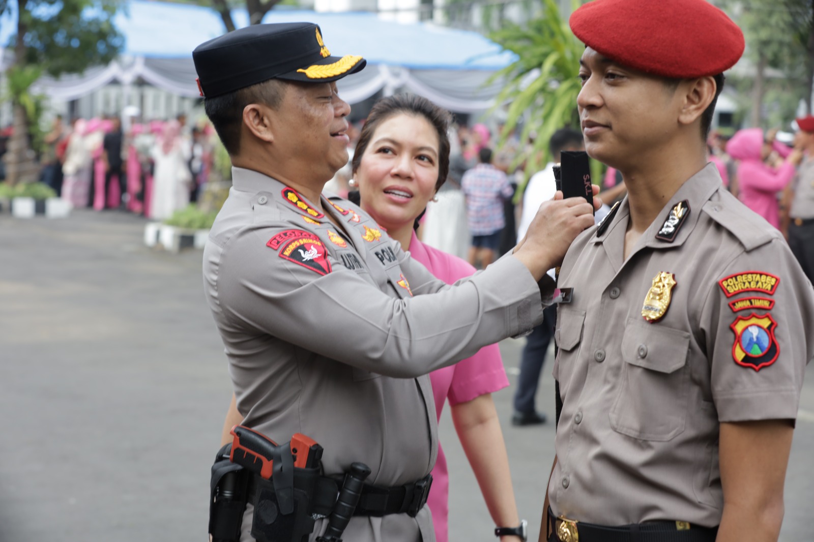 Foto: Kapolrestabes Surabaya Kombespol Luthfi Sulistiawan memimpin upacara kenaikan pangkat 261 personel di Mapolrestabes Surabaya