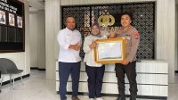 Foto: Penyerahan piagam penghargaan Pelindo Regional 3 kepada Kapolres Pelabuhan Tanjung Perak atas pengamanan Nataru 2025/2026