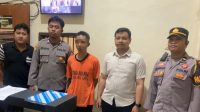 Foto: Polisi Polres Batu menunjukkan tersangka dan barang bukti sepeda motor jambret sadis spesialis curas ibu-ibu di Kota Batu.