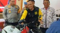 Foto: Petugas Polres Lamongan menunjukkan barang bukti sepeda motor hasil curanmor di wilayah Solokuro.