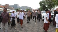 Foto: Personel Polres Pelabuhan Tanjungperak melakukan pengamanan Haul Agung Sunan Ampel ke-549 di kawasan Masjid Ampel Surabaya.