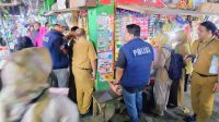Foto: Satgas Pangan Polres Pelabuhan Tanjung Perak saat melakukan pengecekan stok dan harga bahan pokok di Pasar Pabean Surabaya