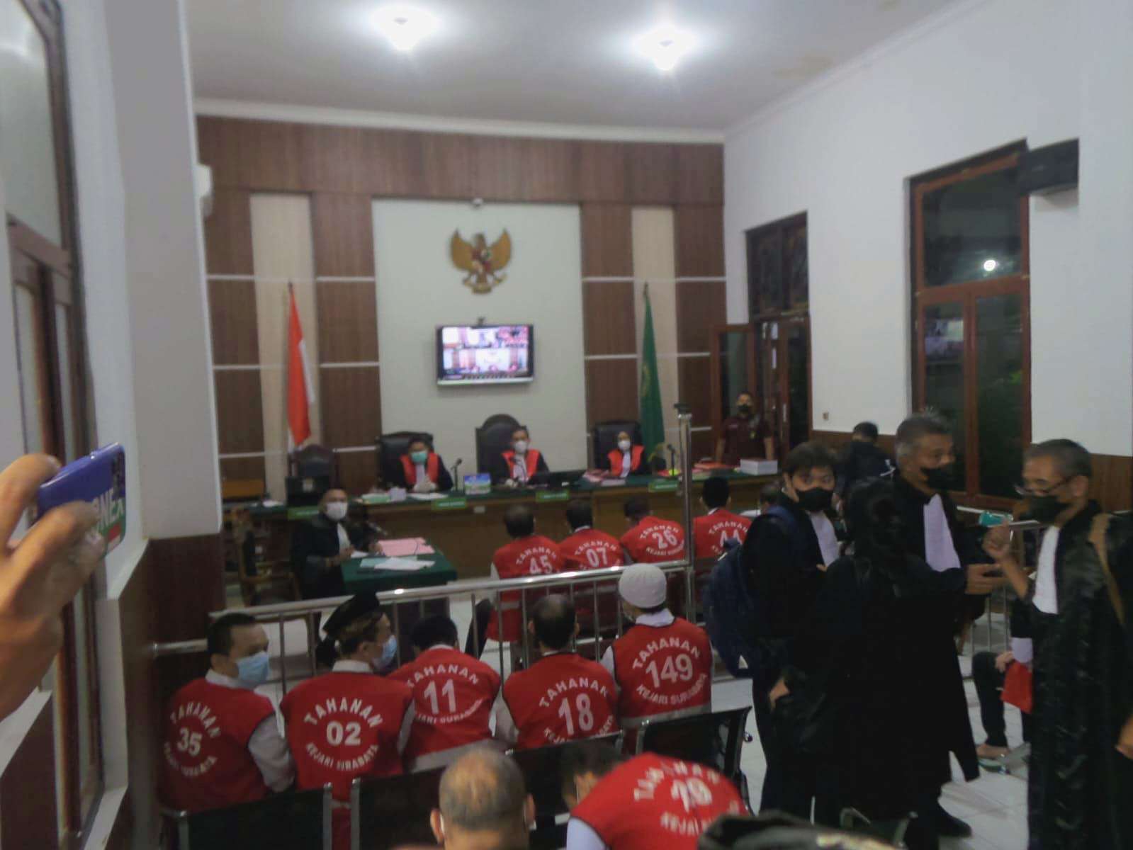 Foto: Sidang tertutup perkara dugaan pornografi atau kasus pesta gay dengan 25 terdakwa di Pengadilan Negeri Surabaya