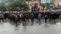 Foto: Aksi buruh PT Pakerin di depan LPS Surabaya menyebabkan kemacetan di kawasan Embong Malang dekat Tunjungan Plaza