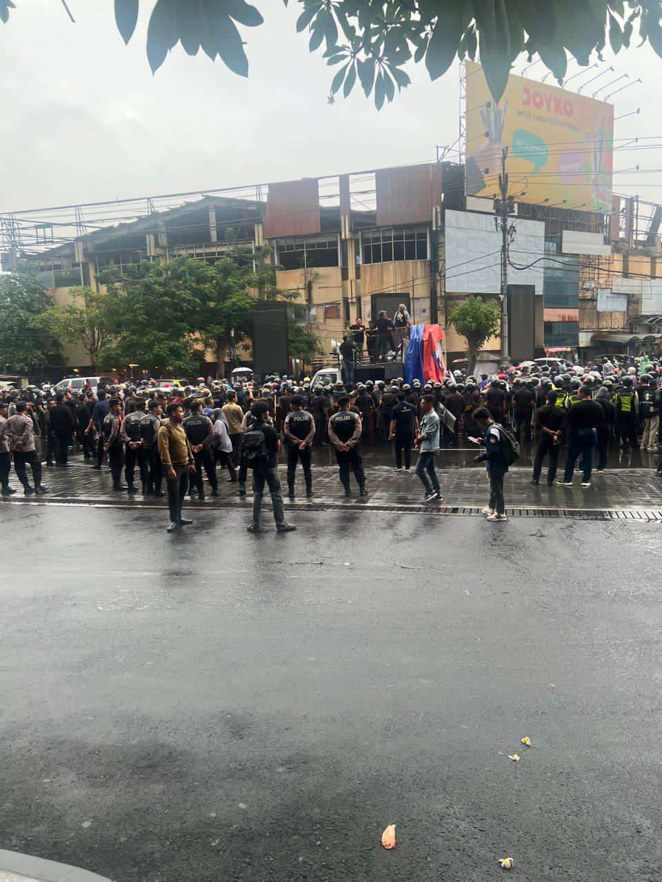 Foto: Aksi buruh PT Pakerin di depan LPS Surabaya menyebabkan kemacetan di kawasan Embong Malang dekat Tunjungan Plaza