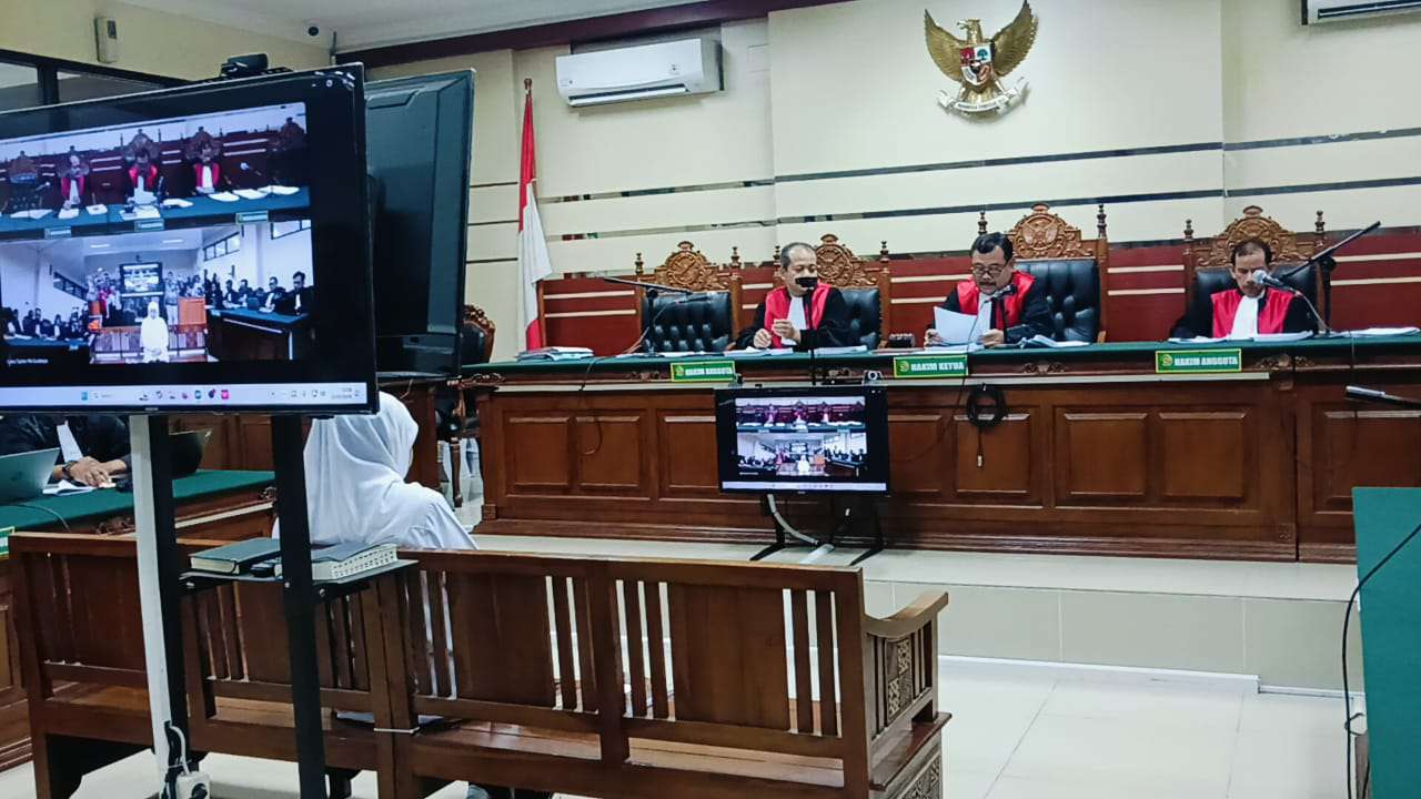 Foto: Khofifah Indar Parawansa memberikan keterangan dalam sidang kasus dugaan korupsi dana hibah di Pengadilan Tipikor Surabaya