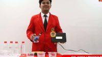 Foto: Mahasiswa Teknik Elektro Untag Surabaya menunjukkan alat deteksi kualitas air minum berbasis sensor pH dan turbidity.