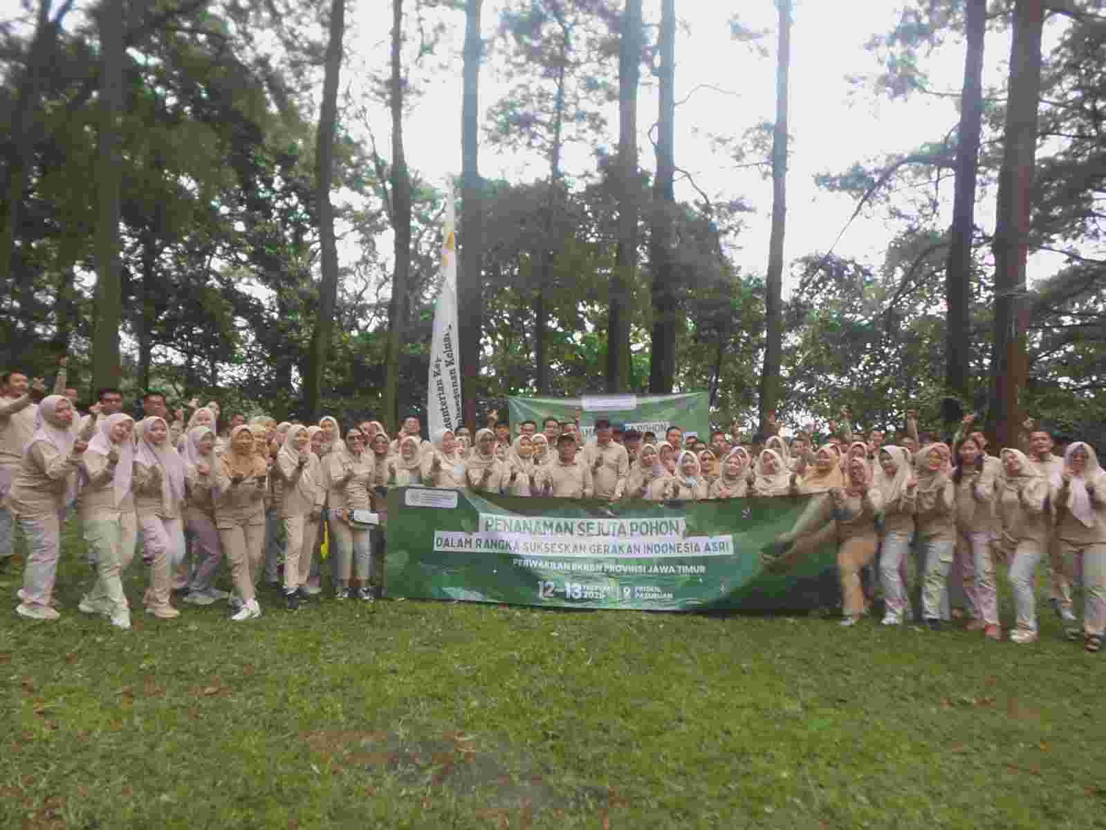 Foto: Kegiatan penanaman pohon oleh BKKBN Jawa Timur di Bumi Perkemahan Raden Soerjo Prigen dengan latar Gunung Arjuno dan Gunung Welirang