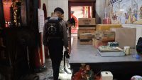 Foto: Petugas Polres Pelabuhan Tanjung Perak melakukan sterilisasi di klenteng Surabaya jelang perayaan Imlek 2577 Kongzili untuk memastikan keamanan ibadah.