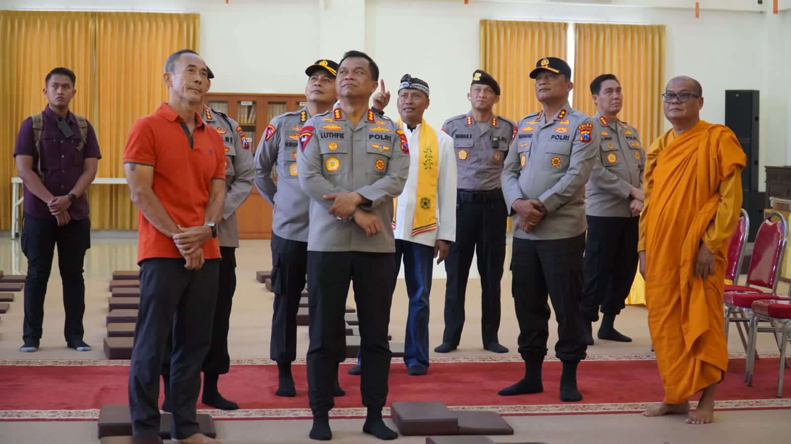 Foto: Kapolda Jatim dan Kapolrestabes Surabaya meninjau pengamanan perayaan Imlek di Vihara Buddhayana Putat Gede Surabaya.