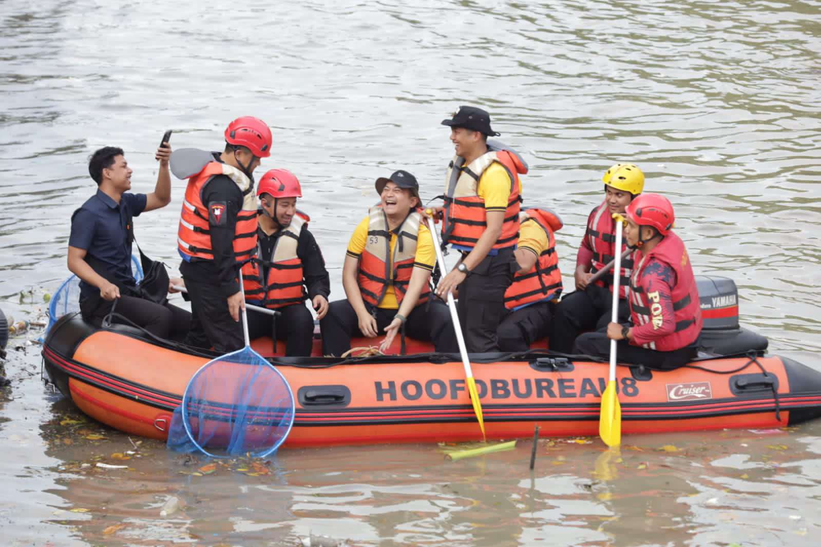 Foto: Kapolrestabes Surabaya bersama anggota dan Pemkot Surabaya saat aksi bersih kali di kawasan Jembatan Merah dalam rangka Gerakan Nasional ASRI