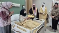 Foto: Perwakilan Kerajaan Arab Saudi menyerahkan paket makanan berbuka puasa kepada pasien di RS Ubaya Surabaya dalam Program Buka Puasa 1447 Hijriah 2026.
