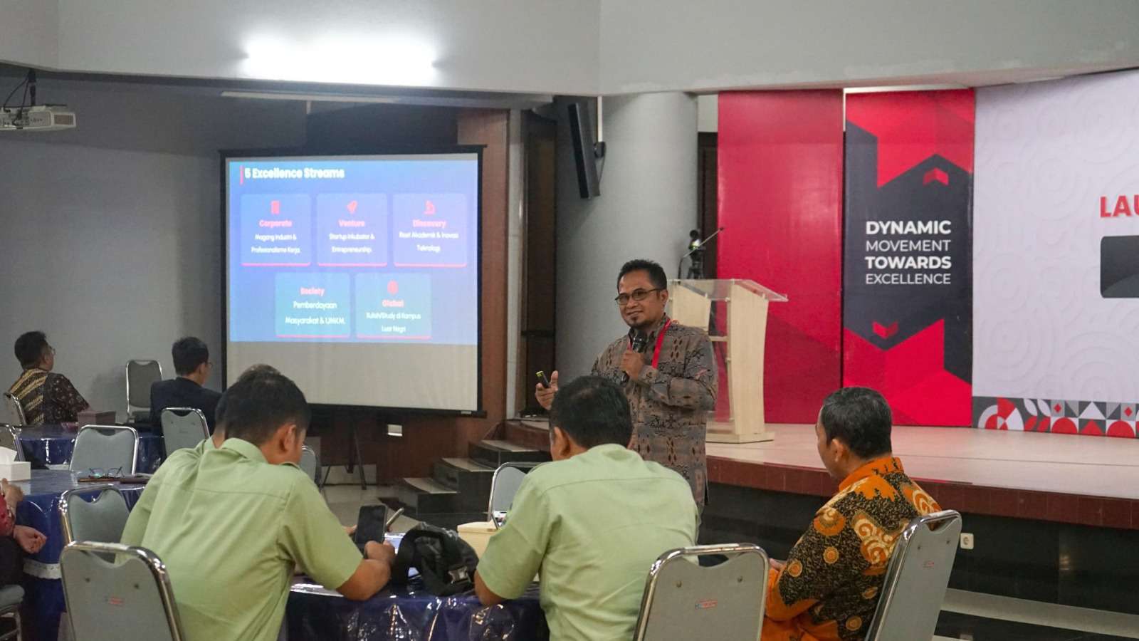 Foto: Peluncuran program Undika X-CEL 3+1 Universitas Dinamika Surabaya bersama mitra industri dan mahasiswa magang