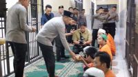 Foto: Kapolrestabes Surabaya Kombes Pol Luthfi Sulistiawan saat buka puasa bersama tahanan di Rutan Polrestabes Surabaya dalam momentum Ramadan 2026.