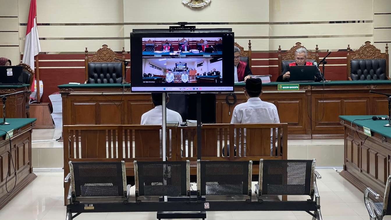 Foto: Sidang pembacaan vonis Kepala Desa Sidokelar dan Anggota BPD di Pengadilan Tipikor Surabaya terkait korupsi dana kompensasi jalan Lamongan.