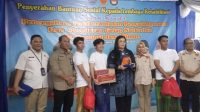 Foto: Perwakilan Kemendagri dan BNNP Jawa Timur menyerahkan bantuan sosial kepada LRPPN-BI Surabaya dalam rangka penguatan rehabilitasi narkotika.