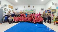 Foto: Kapolsek Asemrowo bersama Bhayangkari membagikan takjil dan menyerahkan santunan kepada anak yatim di kawasan Pasar Asemrowo Surabaya saat Ramadan 2026.