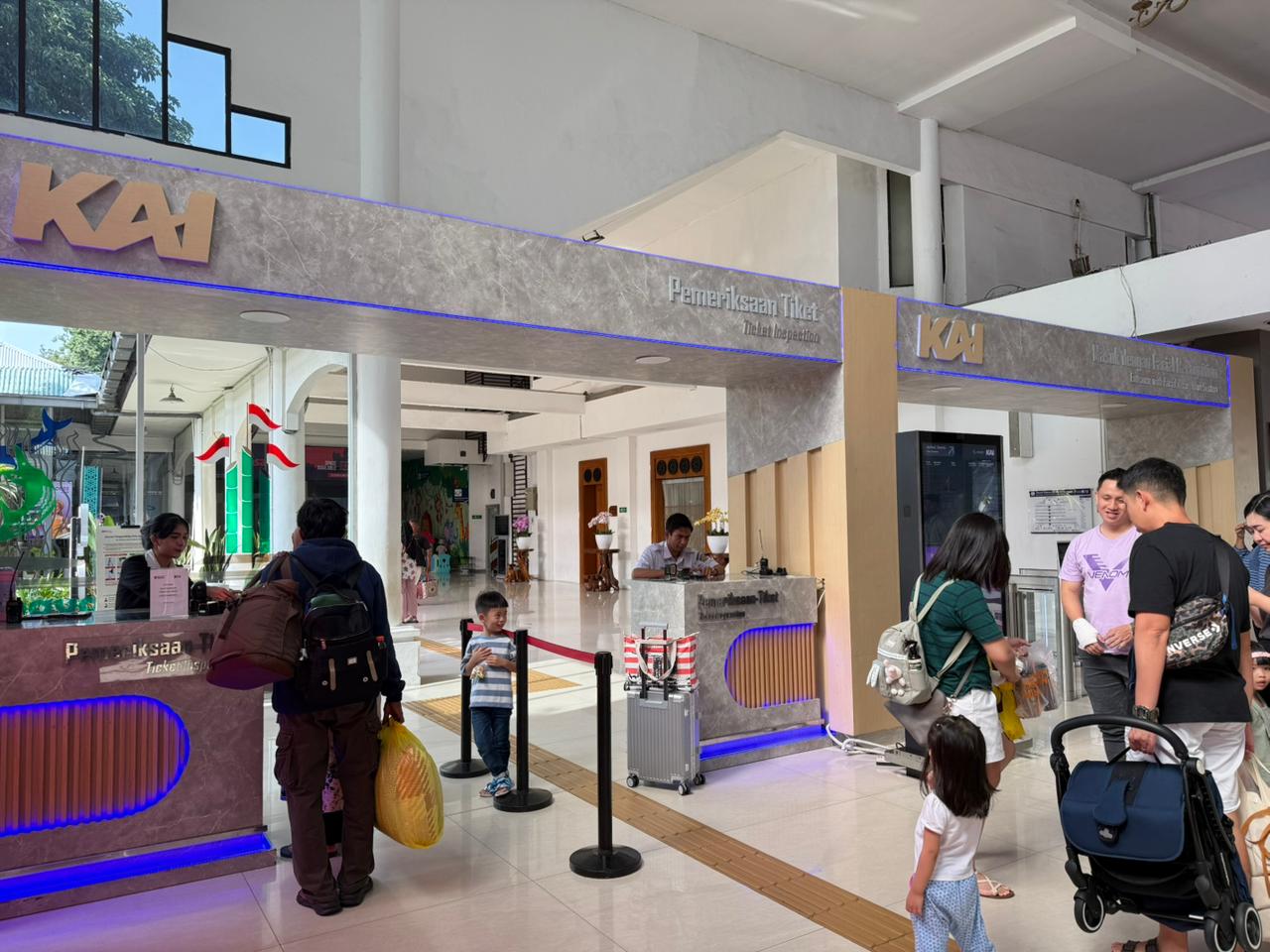 Foto: Petugas KAI Daop 8 Surabaya melayani calon penumpang kereta api saat periode Angkutan Lebaran 2026 di stasiun wilayah Surabaya