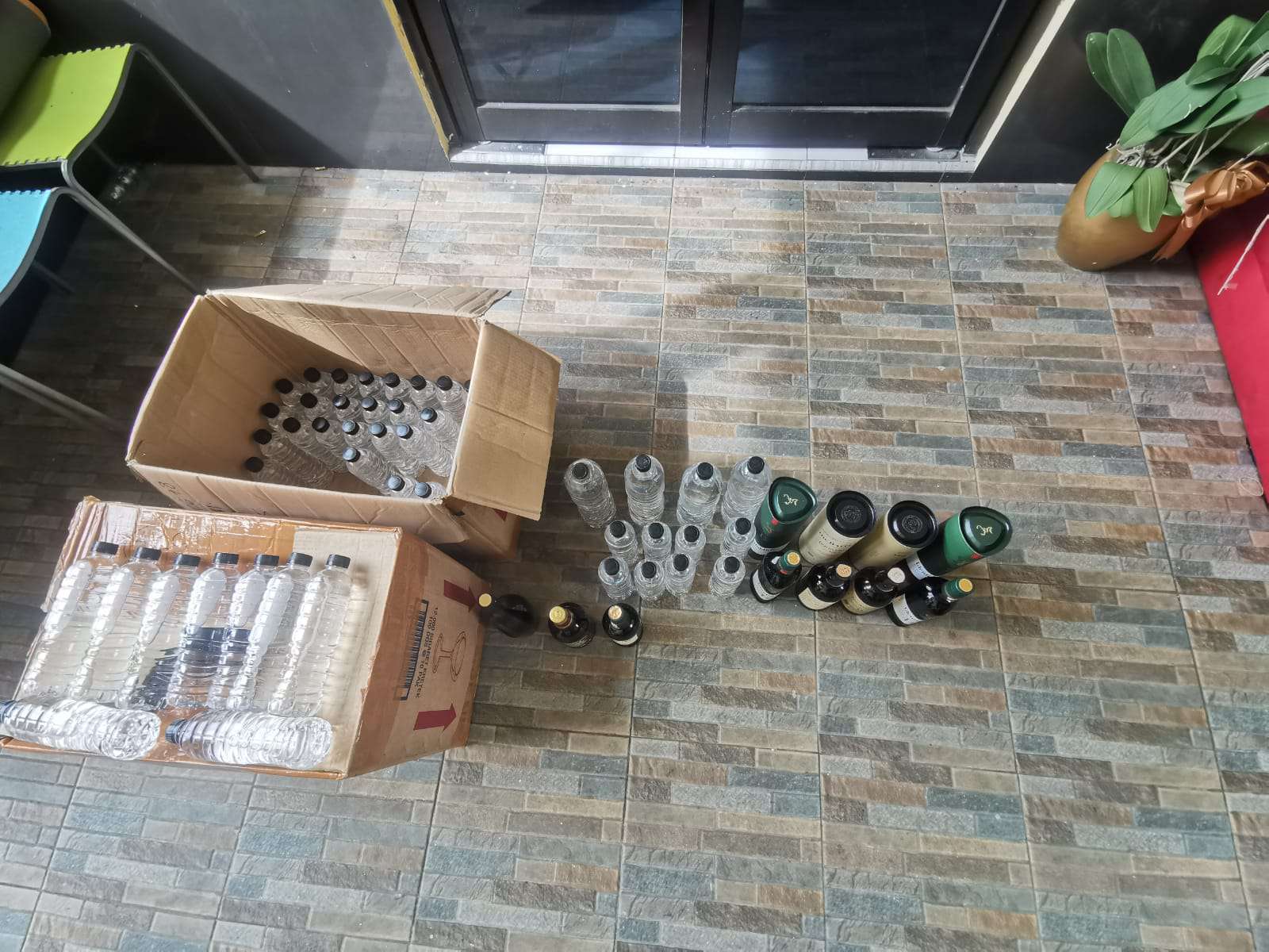 Foto: Polisi mengamankan barang bukti miras ilegal yang disita dalam operasi di Lakarsantri Surabaya