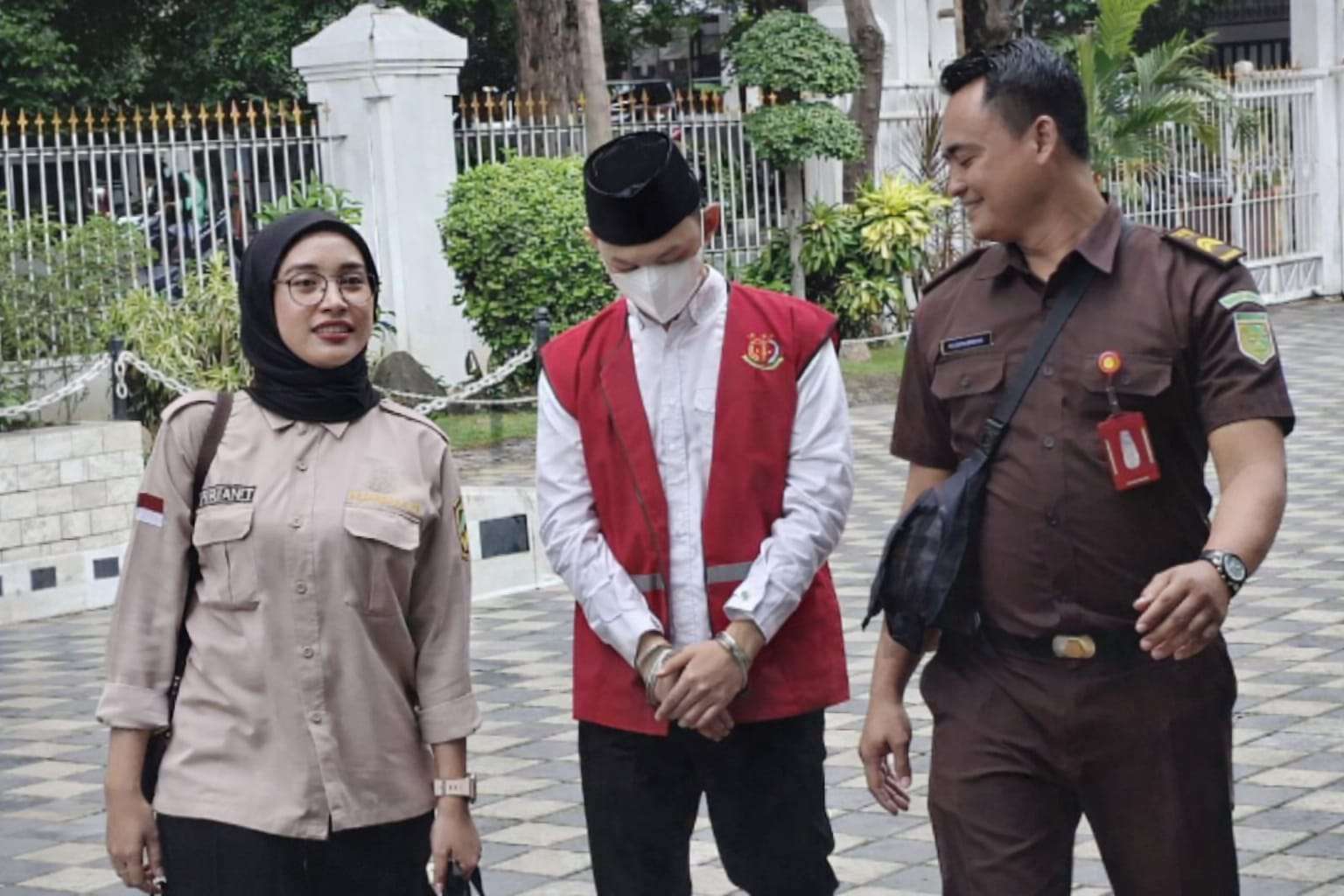 Foto: Sidang tuntutan mahasiswa Unair Iqbal Zidan Nawawi di Pengadilan Negeri Surabaya terkait dugaan pemaksaan hubungan intim.