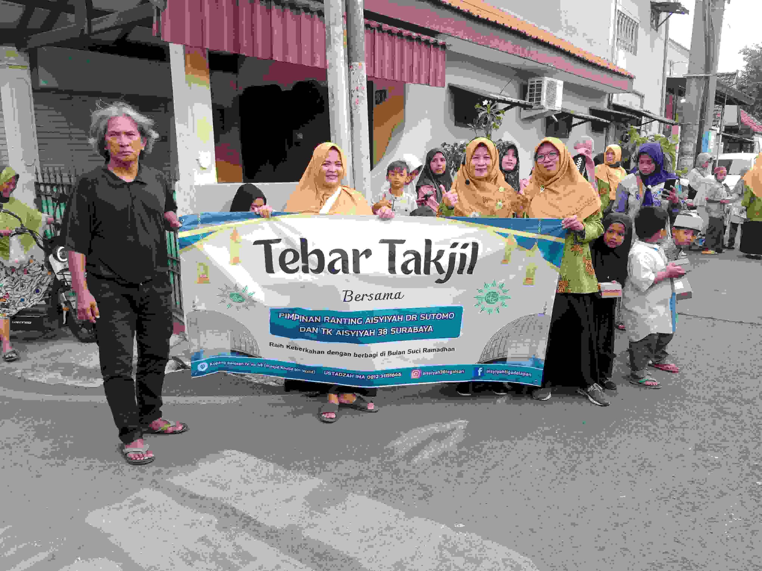 Foto: Kegiatan siswa TK Aisyiyah 38 Surabaya membagikan paket takjil kepada masyarakat dan anak yatim di bulan Ramadan.