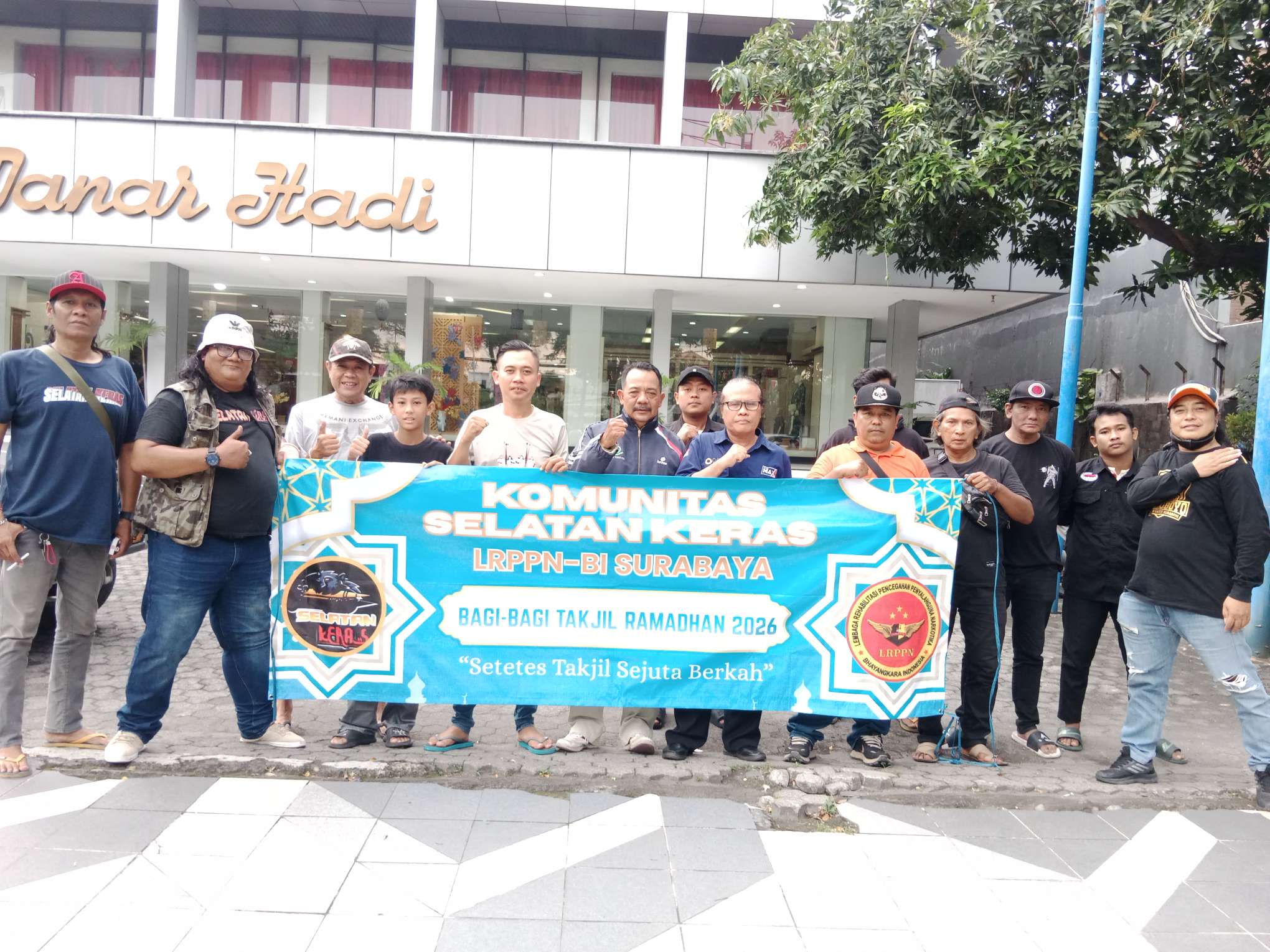 Foto: Komunitas Media Selatan Keras dan LRPPN-BI membagikan takjil kepada pengendara di Jalan Diponegoro Surabaya saat Ramadan.