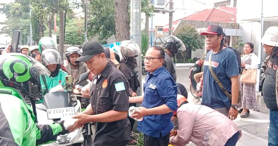 Foto: Komunitas Media Selatan Keras dan LRPPN-BI membagikan takjil kepada pengendara di Jalan Diponegoro Surabaya saat Ramadan.