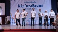 Foto: Kegiatan buka puasa bersama PERADI DPC Surabaya dengan para jurnalis di Surabaya dalam rangka mempererat silaturahmi di bulan Ramadhan.