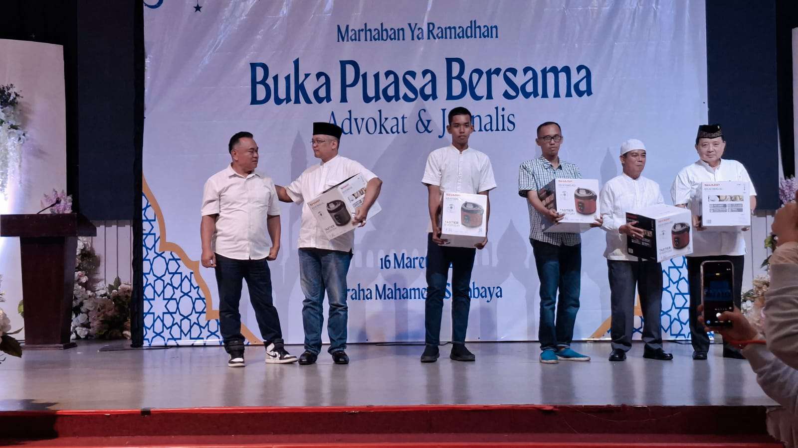 Foto: Kegiatan buka puasa bersama PERADI DPC Surabaya dengan para jurnalis di Surabaya dalam rangka mempererat silaturahmi di bulan Ramadhan.