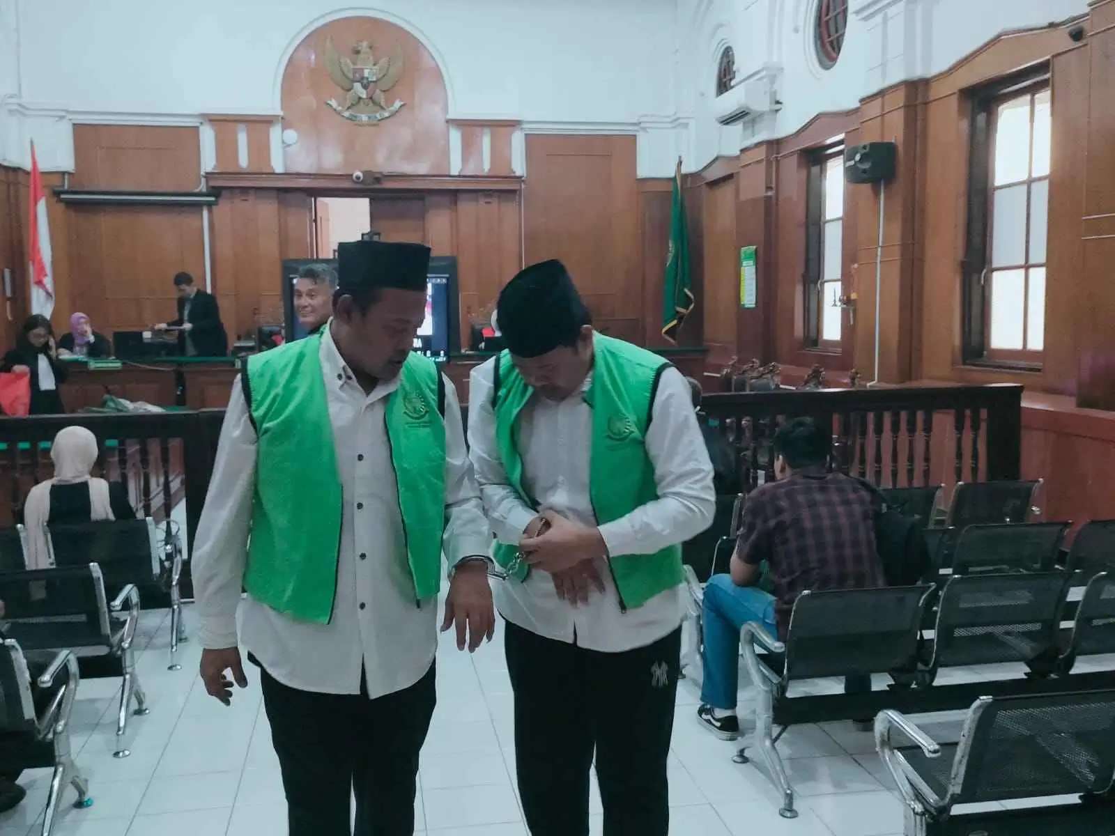 Foto: Sidang kasus pencurian lampu hias kota Surabaya oleh bapak dan anak di Pengadilan Negeri Surabaya.