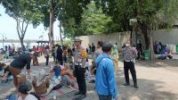 Foto: Suasana pengunjung memadati THP Kenjeran Surabaya saat libur Lebaran dengan pengamanan ketat dari polisi
