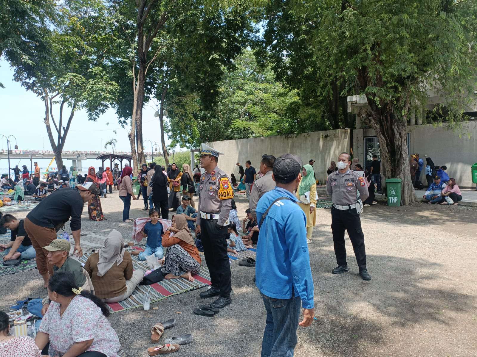 Foto: Suasana pengunjung memadati THP Kenjeran Surabaya saat libur Lebaran dengan pengamanan ketat dari polisi