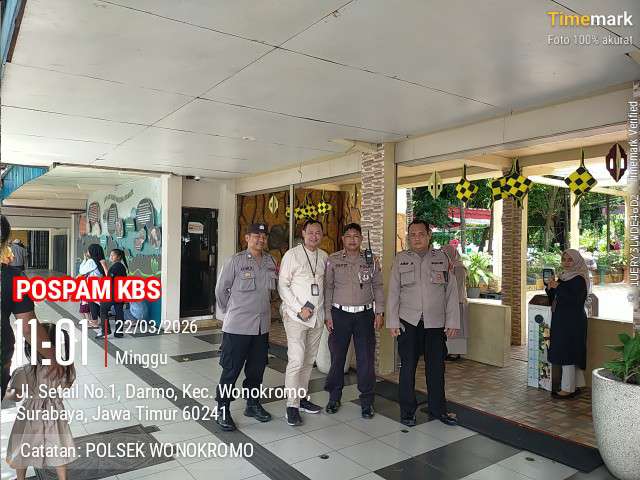 Foto: Petugas polisi melakukan patroli humanis di Kebun Binatang Surabaya saat libur Lebaran 2026