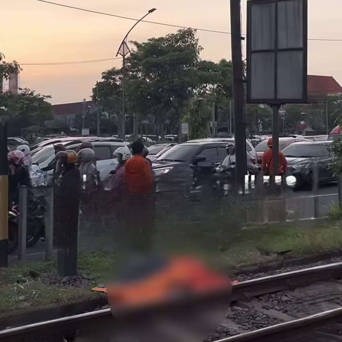 lokasi kecelakaan motor tertemper kereta api di Jalan Ahmad Yani Surabaya