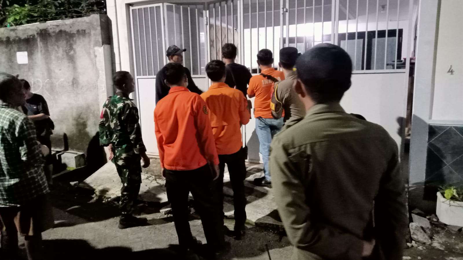 Foto: Petugas gabungan mengevakuasi jenazah lansia di kawasan Lebo Agung Surabaya pada malam hari