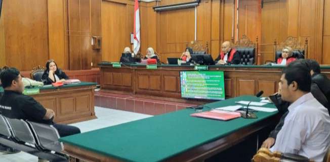 Foto: Terdakwa dan saksi memberikan keterangan dalam sidang kasus pembacokan di Pengadilan Negeri Surabaya