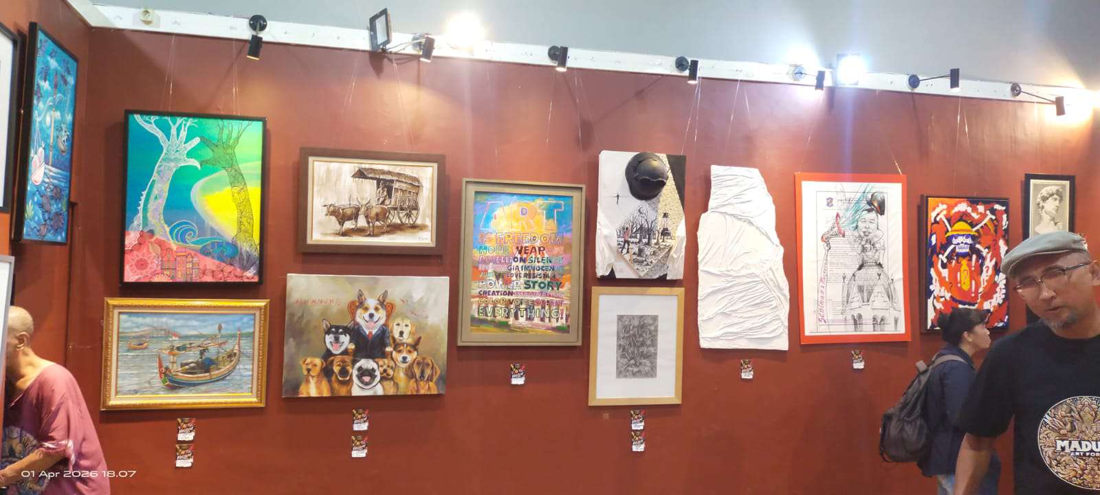 Foto: Pameran seni rupa ART FOR FREEDOM di Galeri Merah Putih Balai Pemuda Surabaya menampilkan karya seniman lokal