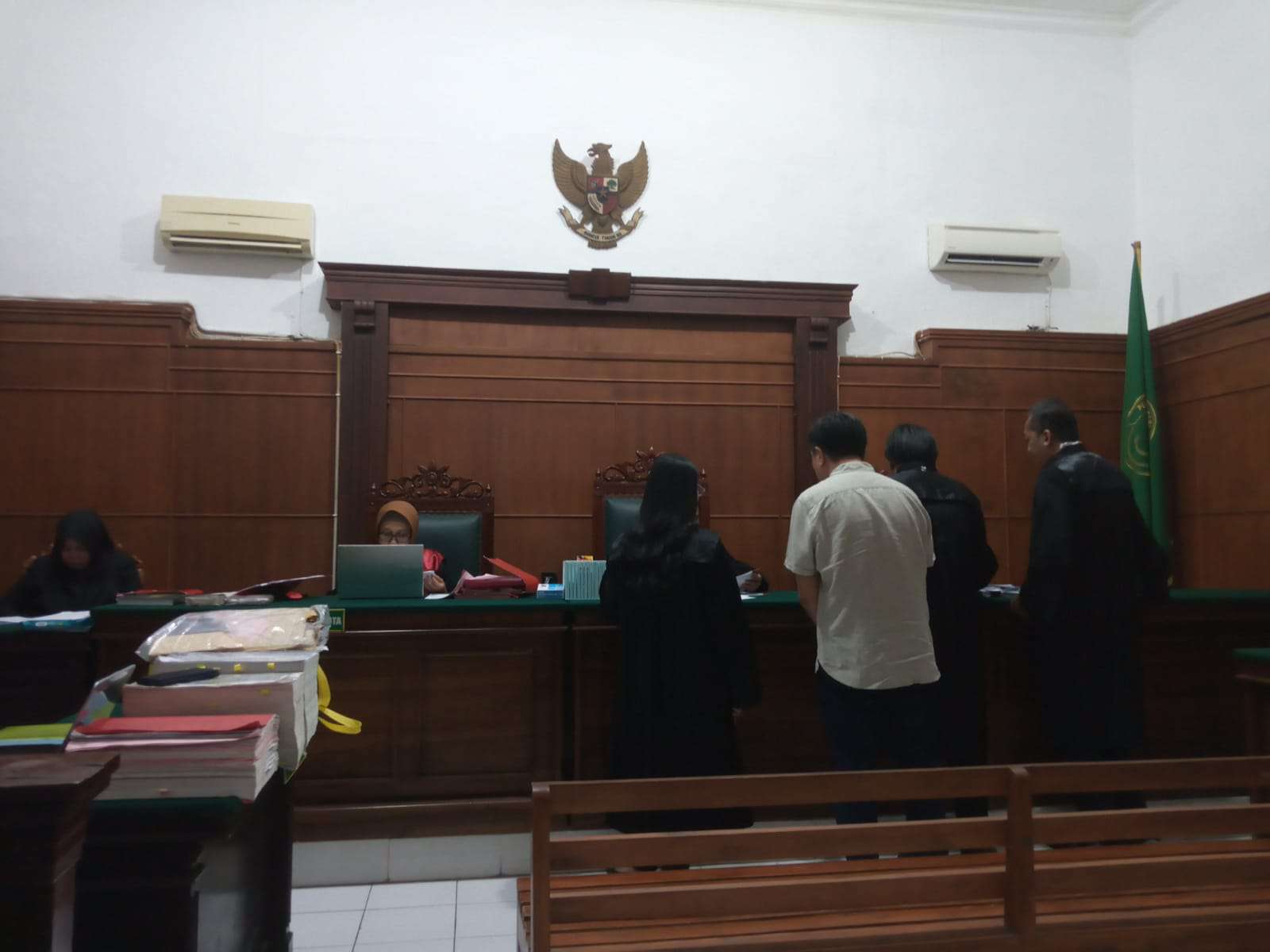 Foto: Persidangan kasus investasi tambang nikel di Pengadilan Negeri Surabaya dengan terdakwa dan saksi mengungkap aliran dana miliaran rupiah