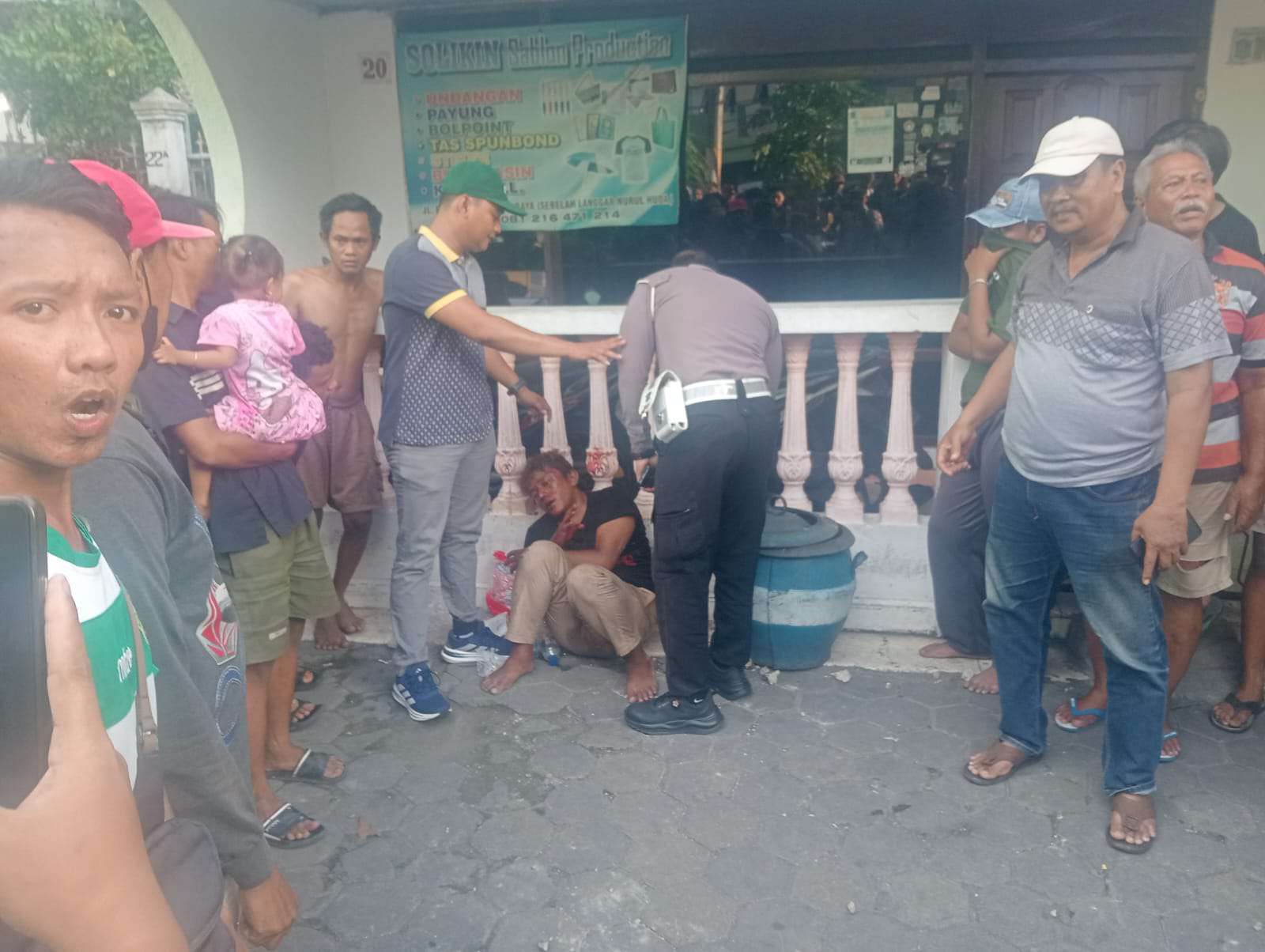 Foto: pelaku jambret diamankan warga di Jalan Platuk Surabaya