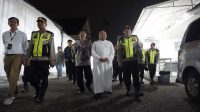 Foto: Kapolres Mojokerto Kota memimpin patroli pengamanan di Gereja Santo Yosef jelang perayaan Paskah 2026 Foto: Kapolres Mojokerto Kota memimpin patroli pengamanan di Gereja Santo Yosef jelang perayaan Paskah 2026