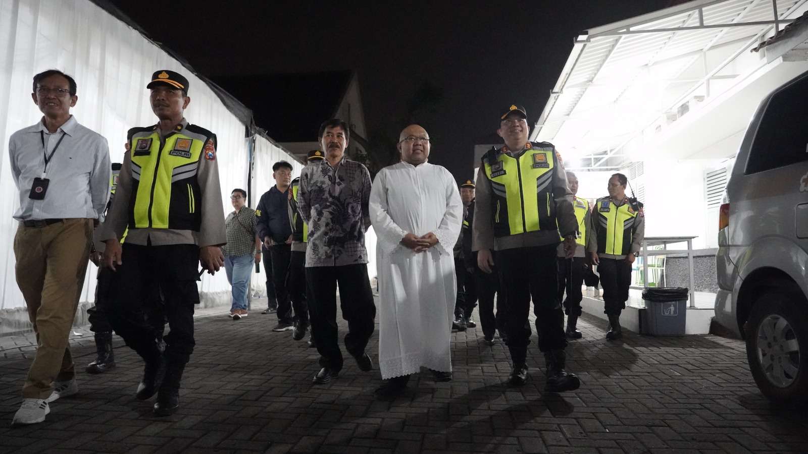 Foto: Kapolres Mojokerto Kota memimpin patroli pengamanan di Gereja Santo Yosef jelang perayaan Paskah 2026