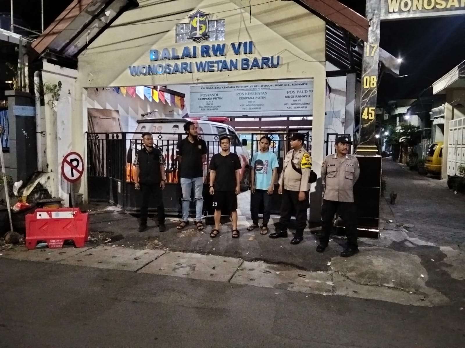 Foto: Petugas Polsek Semampir saat patroli dini hari di wilayah rawan Surabaya untuk menjaga kamtibmas